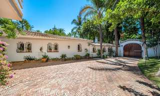 Mediterráneo, bungalow - villa en venta con hermoso estanque en la Milla de Oro, Marbella 40320 