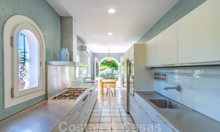 Mediterráneo, bungalow - villa en venta con hermoso estanque en la Milla de Oro, Marbella 40329 