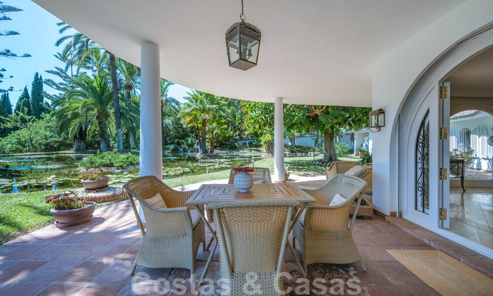 Mediterráneo, bungalow - villa en venta con hermoso estanque en la Milla de Oro, Marbella 40334
