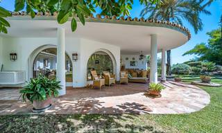 Mediterráneo, bungalow - villa en venta con hermoso estanque en la Milla de Oro, Marbella 40335 