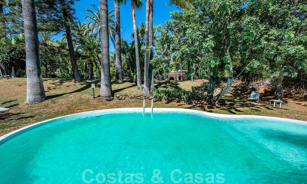 Mediterráneo, bungalow - villa en venta con hermoso estanque en la Milla de Oro, Marbella 40338