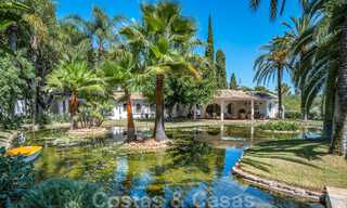 Mediterráneo, bungalow - villa en venta con hermoso estanque en la Milla de Oro, Marbella 40339 