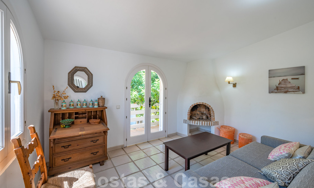 Mediterráneo, bungalow - villa en venta con hermoso estanque en la Milla de Oro, Marbella 40343