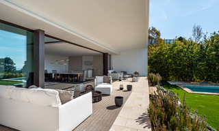 Villa de lujo super moderna y arquitectónica en venta en una exclusiva urbanización de Marbella - Benahavis 40394 