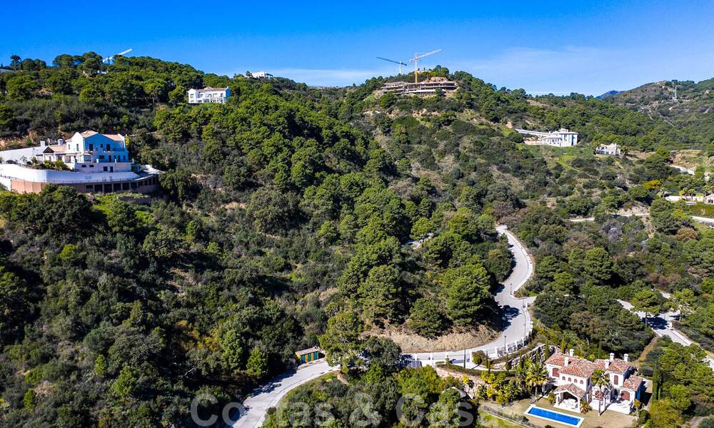 Villa contemporánea y moderna en venta, ubicada en un entorno natural, con impresionantes vistas al valle y al mar, en un complejo cerrado en Benahavis - Marbella 40505