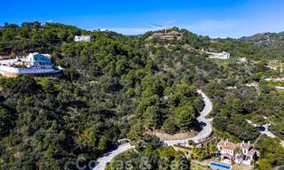 Villa contemporánea y moderna en venta, ubicada en un entorno natural, con impresionantes vistas al valle y al mar, en un complejo cerrado en Benahavis - Marbella 40505 