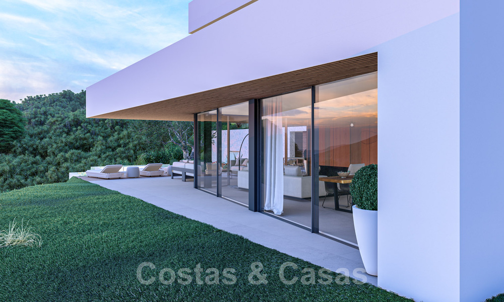 Villa contemporánea y moderna en venta, ubicada en un entorno natural, con impresionantes vistas al valle y al mar, en un complejo cerrado en Benahavis - Marbella 40515
