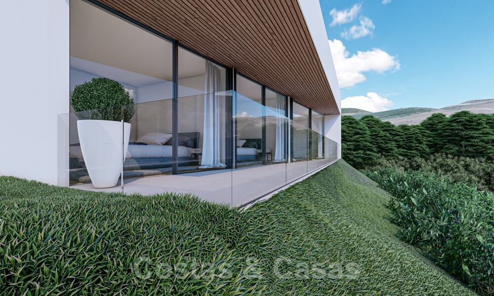 Villa contemporánea y moderna en venta, ubicada en un entorno natural, con impresionantes vistas al valle y al mar, en un complejo cerrado en Benahavis - Marbella 40518