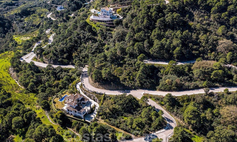 Villa contemporánea y moderna en venta, ubicada en un entorno natural, con impresionantes vistas al valle y al mar, en un complejo cerrado en Benahavis - Marbella 40525