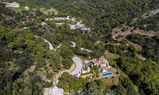 Villa contemporánea y moderna en venta, ubicada en un entorno natural, con impresionantes vistas al valle y al mar, en un complejo cerrado en Benahavis - Marbella 40527 