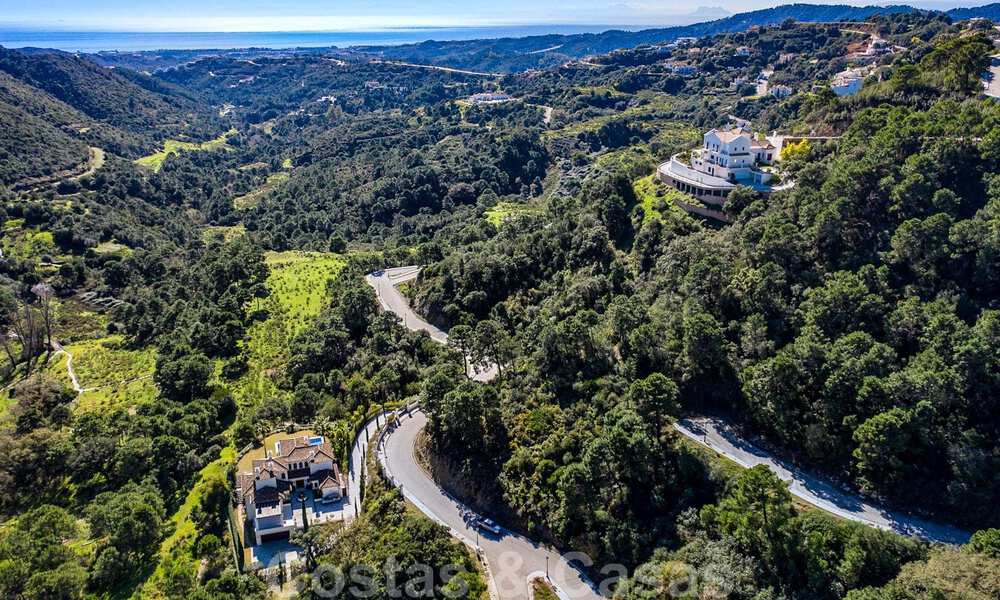 Villa contemporánea y moderna en venta, ubicada en un entorno natural, con impresionantes vistas al valle y al mar, en un complejo cerrado en Benahavis - Marbella 40529