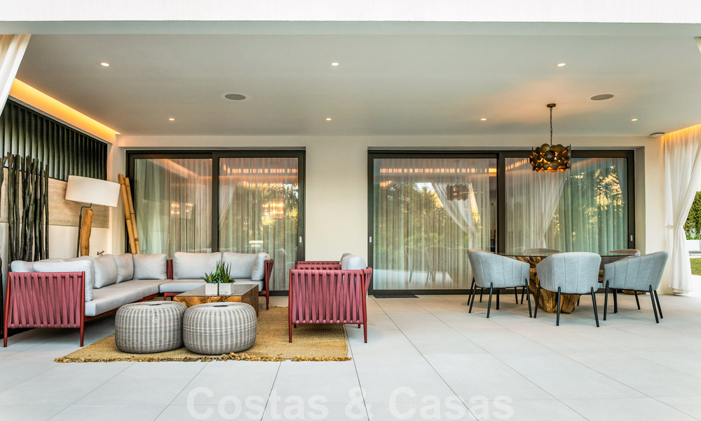 Moderno apartamento dúplex en venta con jardín privado y piscina, a poca distancia de los servicios y la playa, en una comunidad cerrada en la Milla de Oro de Marbella 40568