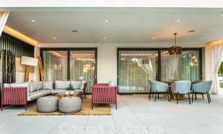 Moderno apartamento dúplex en venta con jardín privado y piscina, a poca distancia de los servicios y la playa, en una comunidad cerrada en la Milla de Oro de Marbella 40568 