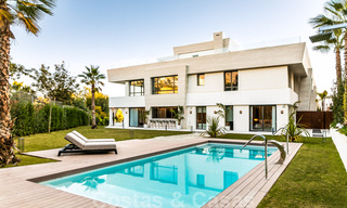 Moderno apartamento dúplex en venta con jardín privado y piscina, a poca distancia de los servicios y la playa, en una comunidad cerrada en la Milla de Oro de Marbella 40570 