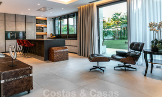 Moderno apartamento dúplex en venta con jardín privado y piscina, a poca distancia de los servicios y la playa, en una comunidad cerrada en la Milla de Oro de Marbella 40571 