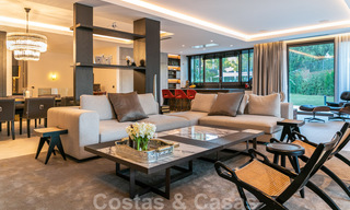 Moderno apartamento dúplex en venta con jardín privado y piscina, a poca distancia de los servicios y la playa, en una comunidad cerrada en la Milla de Oro de Marbella 40572 