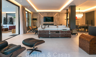 Moderno apartamento dúplex en venta con jardín privado y piscina, a poca distancia de los servicios y la playa, en una comunidad cerrada en la Milla de Oro de Marbella 40573 