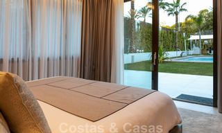 Moderno apartamento dúplex en venta con jardín privado y piscina, a poca distancia de los servicios y la playa, en una comunidad cerrada en la Milla de Oro de Marbella 40576 