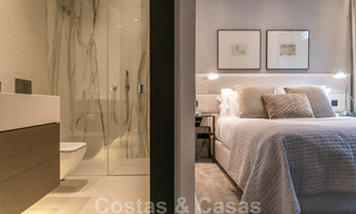 Moderno apartamento dúplex en venta con jardín privado y piscina, a poca distancia de los servicios y la playa, en una comunidad cerrada en la Milla de Oro de Marbella 40577 
