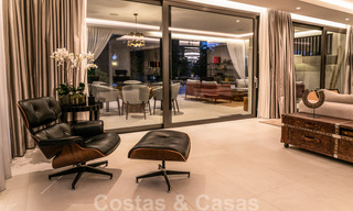 Moderno apartamento dúplex en venta con jardín privado y piscina, a poca distancia de los servicios y la playa, en una comunidad cerrada en la Milla de Oro de Marbella 40582 