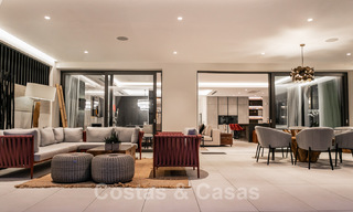 Moderno apartamento dúplex en venta con jardín privado y piscina, a poca distancia de los servicios y la playa, en una comunidad cerrada en la Milla de Oro de Marbella 40583 
