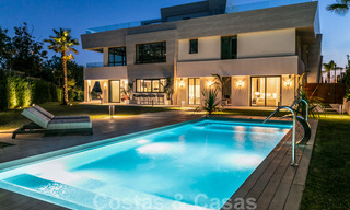 Moderno apartamento dúplex en venta con jardín privado y piscina, a poca distancia de los servicios y la playa, en una comunidad cerrada en la Milla de Oro de Marbella 40585 
