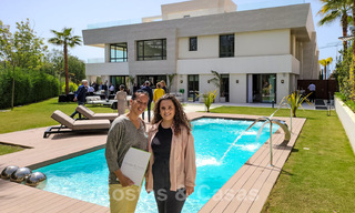 Moderno apartamento dúplex en venta con jardín privado y piscina, a poca distancia de los servicios y la playa, en una comunidad cerrada en la Milla de Oro de Marbella 40586 