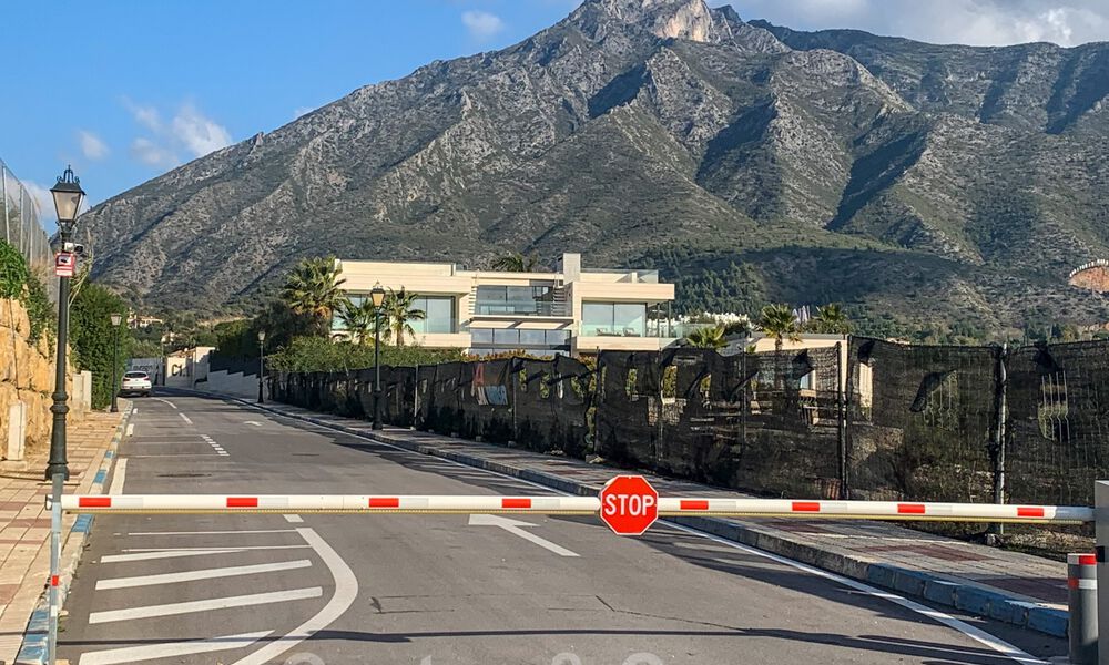 Lujosas villas de nueva construcción en venta, con vistas al mar, en una comunidad cerrada, a poca distancia de la playa, en la Milla de Oro de Marbella 41143