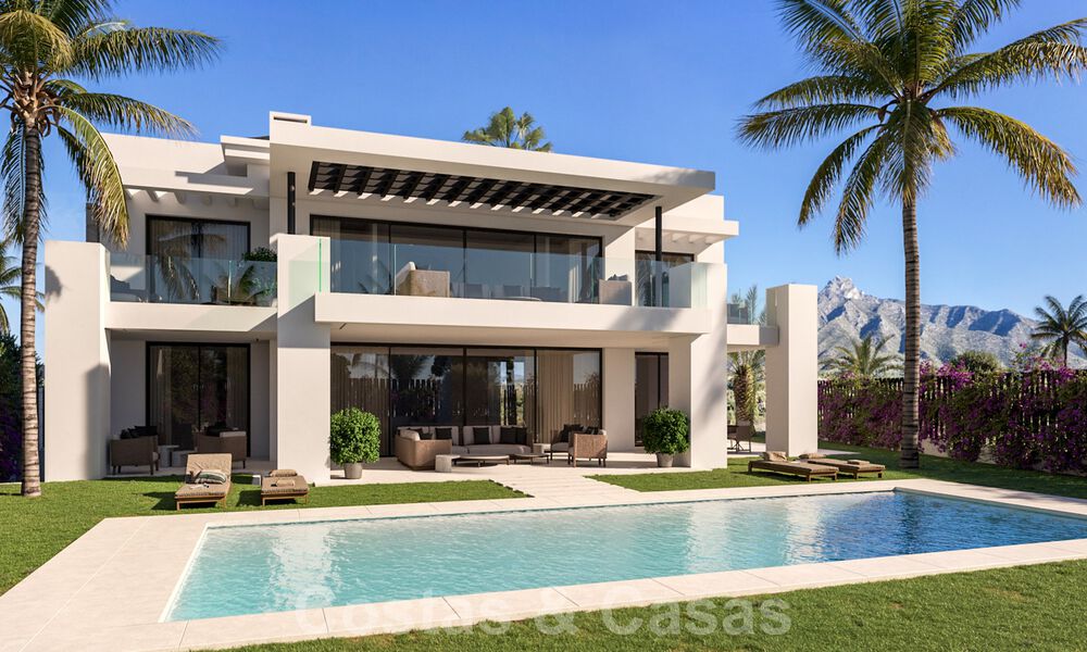 Lujosas villas de nueva construcción en venta, con vistas al mar, en una comunidad cerrada, a poca distancia de la playa, en la Milla de Oro de Marbella 41147