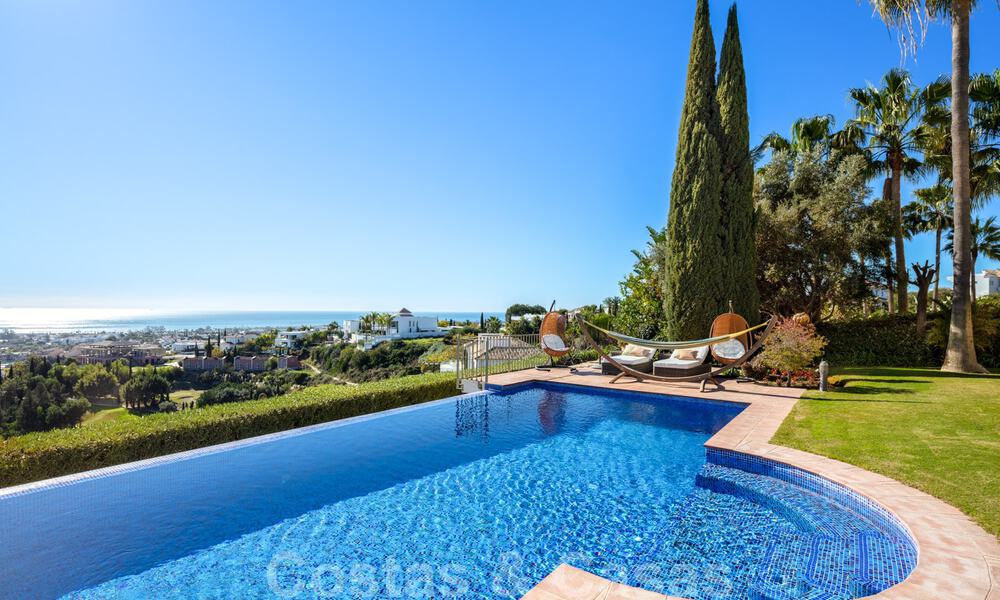 Encantadora villa de lujo en venta, en primera línea de golf con vistas panorámicas al campo verde en Marbella - Benahavis 40869