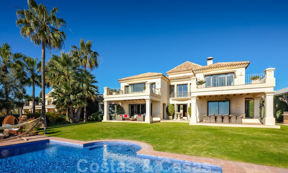 Encantadora villa de lujo en venta, en primera línea de golf con vistas panorámicas al campo verde en Marbella - Benahavis 40870