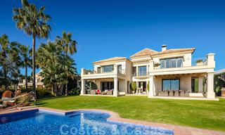 Encantadora villa de lujo en venta, en primera línea de golf con vistas panorámicas al campo verde en Marbella - Benahavis 40870 