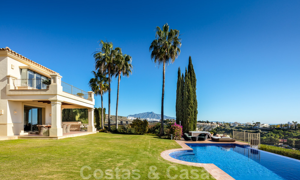 Encantadora villa de lujo en venta, en primera línea de golf con vistas panorámicas al campo verde en Marbella - Benahavis 40871