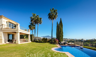 Encantadora villa de lujo en venta, en primera línea de golf con vistas panorámicas al campo verde en Marbella - Benahavis 40871 