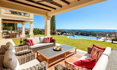 Encantadora villa de lujo en venta, en primera línea de golf con vistas panorámicas al campo verde en Marbella - Benahavis 40872
