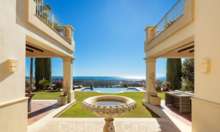 Encantadora villa de lujo en venta, en primera línea de golf con vistas panorámicas al campo verde en Marbella - Benahavis 40874 