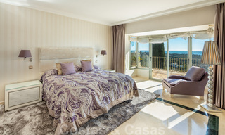 Encantadora villa de lujo en venta, en primera línea de golf con vistas panorámicas al campo verde en Marbella - Benahavis 40875 