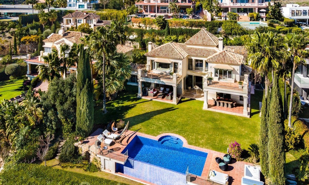 Encantadora villa de lujo en venta, en primera línea de golf con vistas panorámicas al campo verde en Marbella - Benahavis 40877