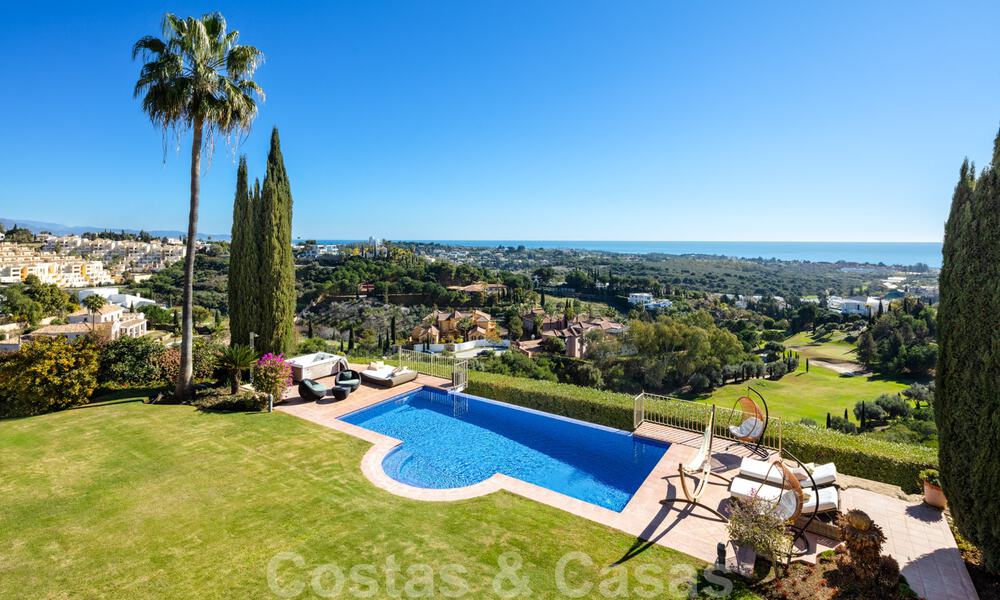 Encantadora villa de lujo en venta, en primera línea de golf con vistas panorámicas al campo verde en Marbella - Benahavis 40881