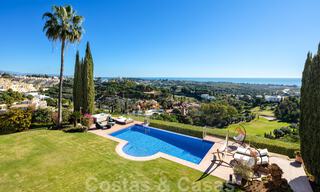 Encantadora villa de lujo en venta, en primera línea de golf con vistas panorámicas al campo verde en Marbella - Benahavis 40881 
