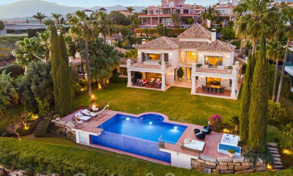 Encantadora villa de lujo en venta, en primera línea de golf con vistas panorámicas al campo verde en Marbella - Benahavis 40886