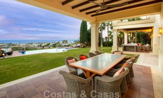 Encantadora villa de lujo en venta, en primera línea de golf con vistas panorámicas al campo verde en Marbella - Benahavis 40889 