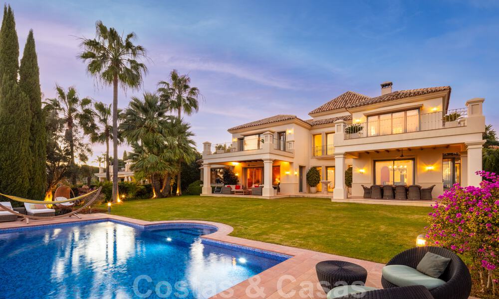 Encantadora villa de lujo en venta, en primera línea de golf con vistas panorámicas al campo verde en Marbella - Benahavis 40892