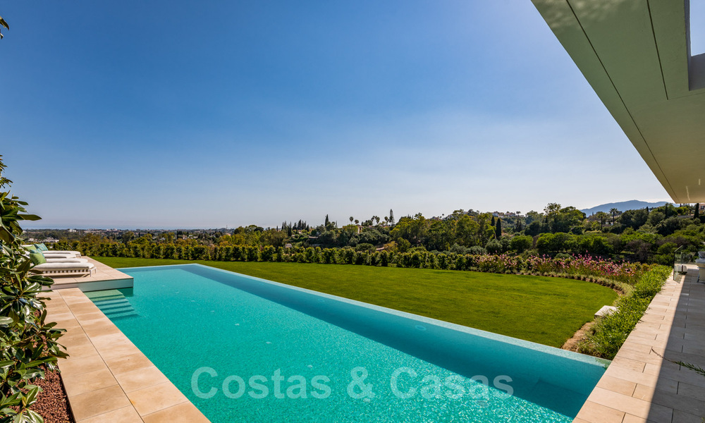 Amplia villa moderna en venta con espectaculares vistas al mar en una comunidad cerrada en Benahavis - Marbella 40667