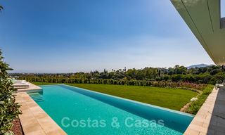 Amplia villa moderna en venta con espectaculares vistas al mar en una comunidad cerrada en Benahavis - Marbella 40667 