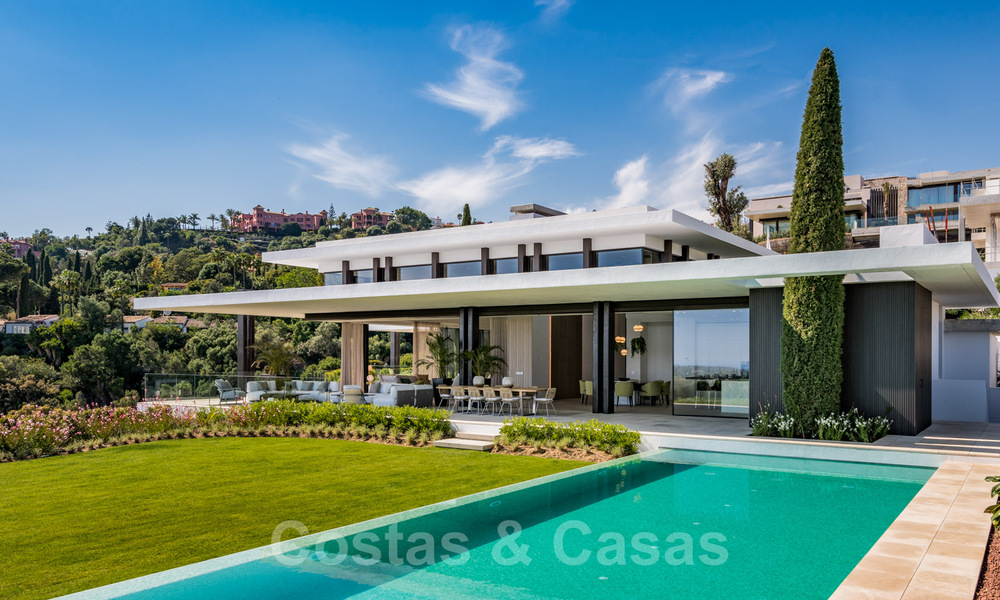 Amplia villa moderna en venta con espectaculares vistas al mar en una comunidad cerrada en Benahavis - Marbella 40670