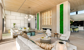 Amplia villa moderna en venta con espectaculares vistas al mar en una comunidad cerrada en Benahavis - Marbella 40704 