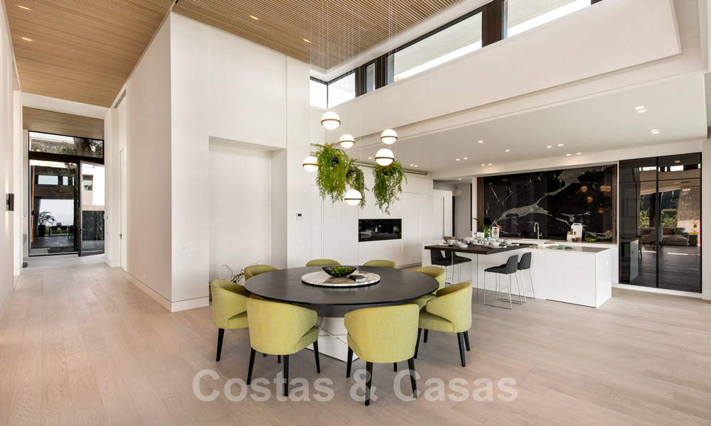 Amplia villa moderna en venta con espectaculares vistas al mar en una comunidad cerrada en Benahavis - Marbella 40709