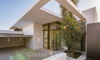 Amplia villa moderna en venta con espectaculares vistas al mar en una comunidad cerrada en Benahavis - Marbella 40712 