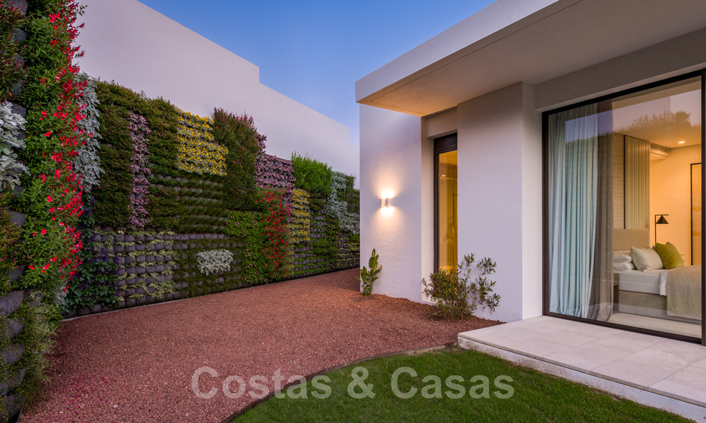 Amplia villa moderna en venta con espectaculares vistas al mar en una comunidad cerrada en Benahavis - Marbella 40761